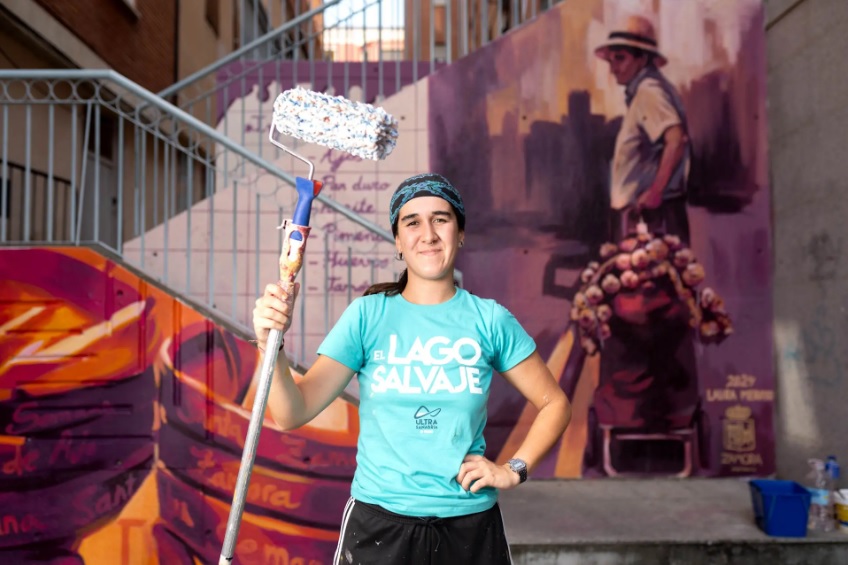 La muralista Laura Merayo protagoniza en Socuéllamos la V edición de “Mujeres Murales”
