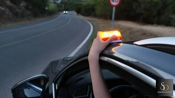 Adiós a los triángulos: llega la señalización baliza V16 obligatoria en carretera en España desde 2026