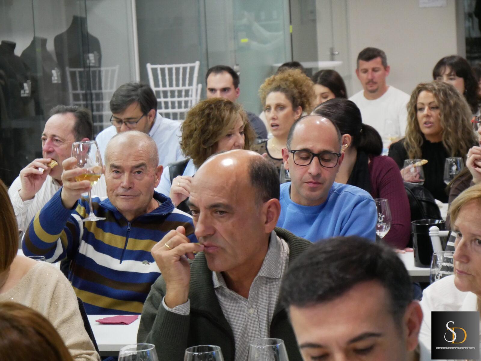 El vino y la gastronomía popular se dan la mano en una cata dirigida por Joaquín Parra