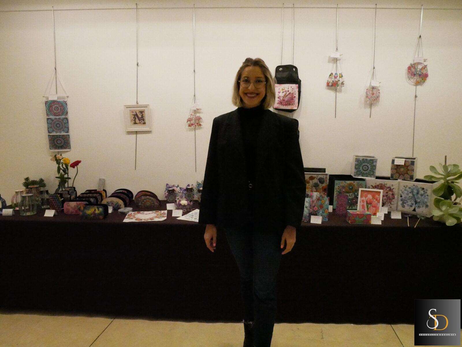 Nadia Alcolea inaugura la exposición solidaria “Arte & Destello”, un proyecto artesanal que convierte la creatividad en apoyo social