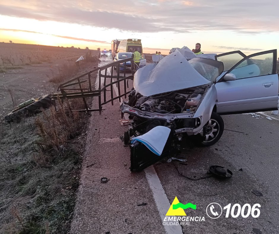 Accidente entre un turismo y un tractor en la carretera de Pedro Muñoz sin heridos de gravedad