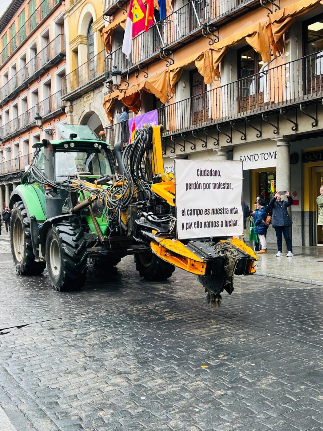 Cerca de un centenar de agricultores de Socuéllamos participan en la protesta regional contra Mercosur con apoyo institucional