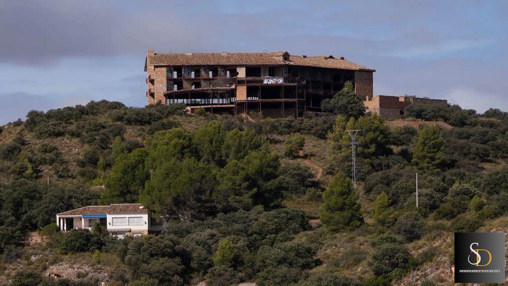 Adiós a la «ruina histórica» de Ruidera: Comienza la demolición del hotel Gran Prior