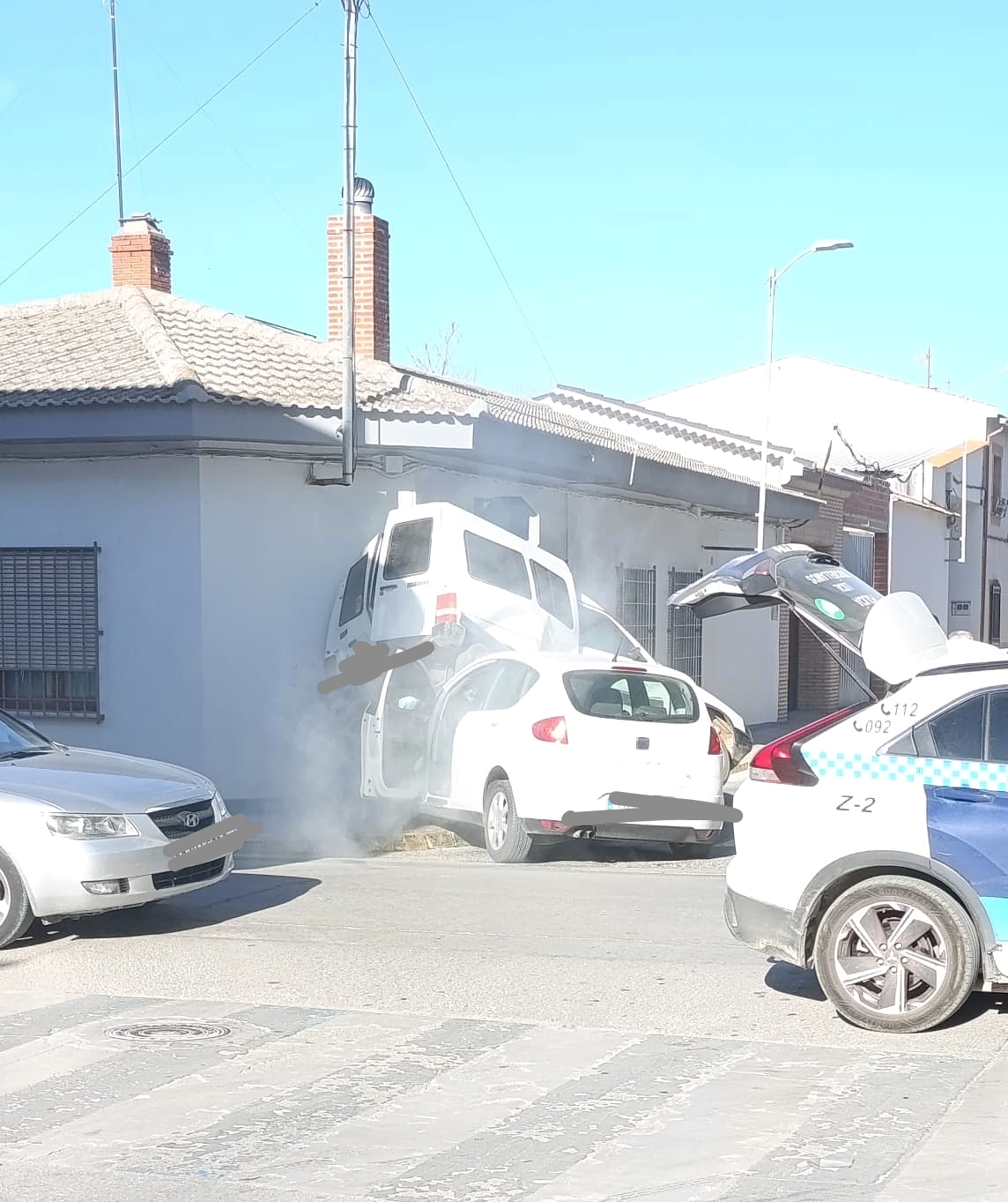 Aparatoso accidente en la calle El Bonillo tras la colisión entre una furgoneta y un turismo