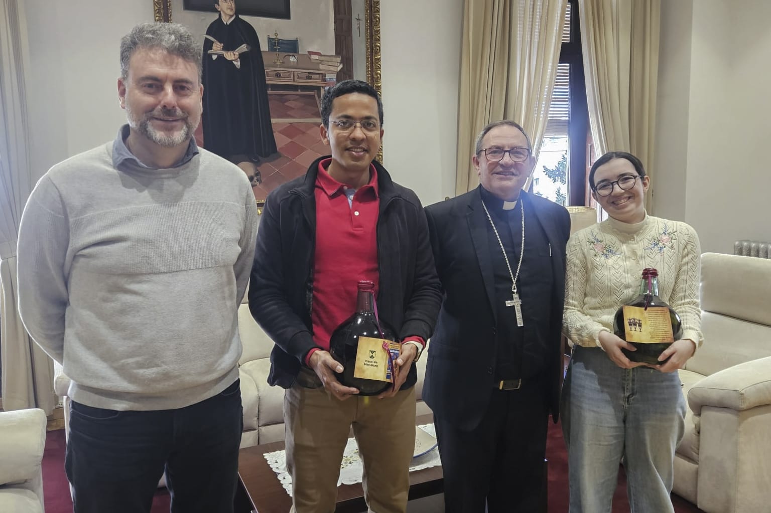 Jóvenes de Socuéllamos entregan en el Obispado el aceite para la Misa Crismal del Miércoles Santo
