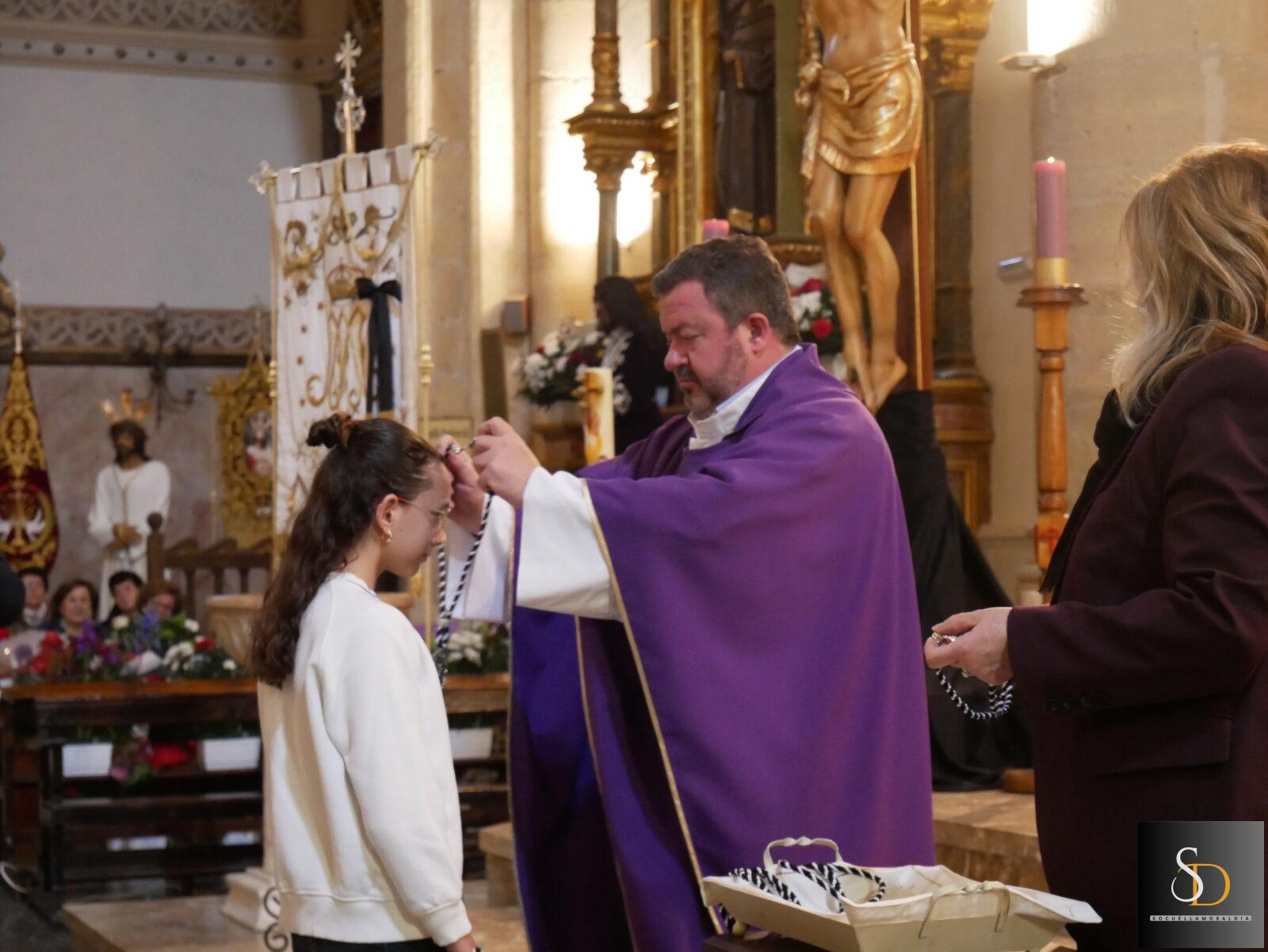 La Cofradía de la Virgen de la Piedad celebra su misa por los difuntos y la imposición de medallas a nuevos hermanos