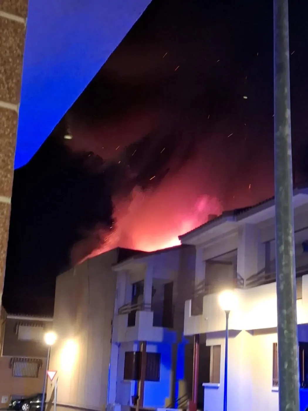 Aparatoso incendio en una nave industrial de Tomelloso obliga a desalojar a varios vecinos