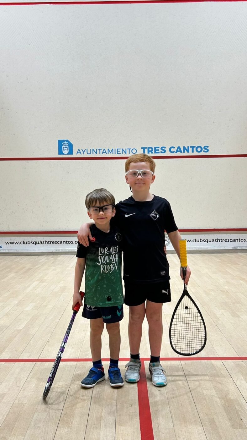 Neil López Cabezuelo, de 6 años, representa a su escuela en el circuito infantil de squash de Madrid
