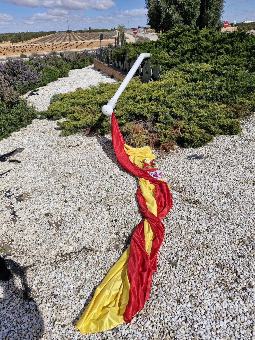 El PSOE reclama prevención tras la caída del mástil de la rotonda de Tomelloso