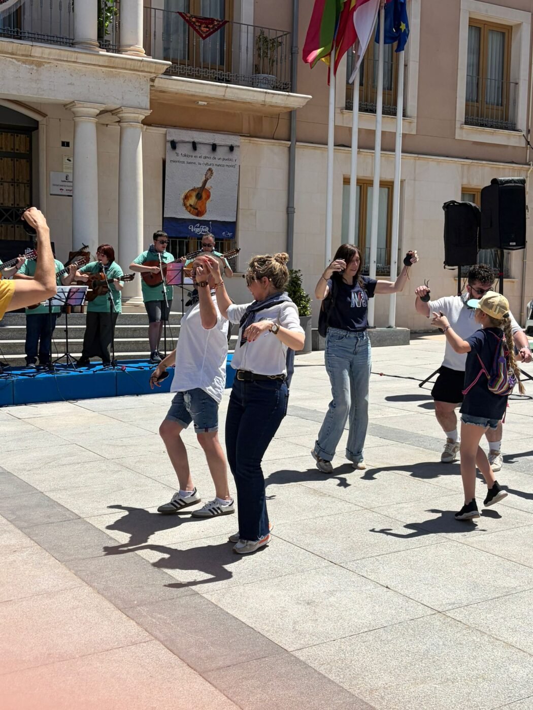 La Plaza de la Constitución pone el broche final al I Encuentro VegaFolk en Socuéllamos