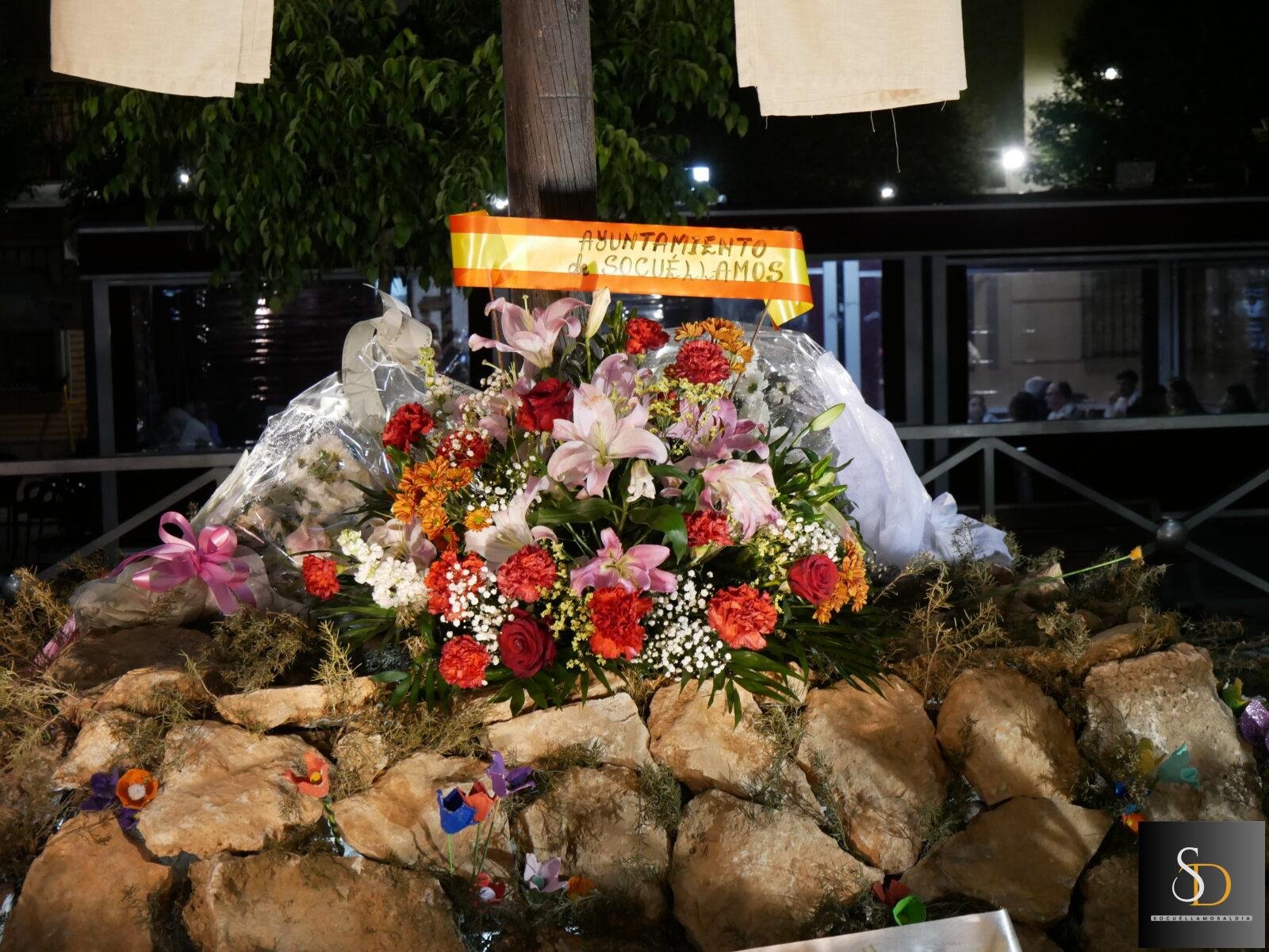 Socuéllamos honra a la Santa Cruz con una ofrenda floral en la Plaza de la Constitución