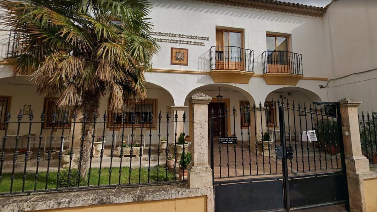 Evacuadas 92 personas por un incendio en la residencia de mayores San Vicente de Paúl de San Clemente