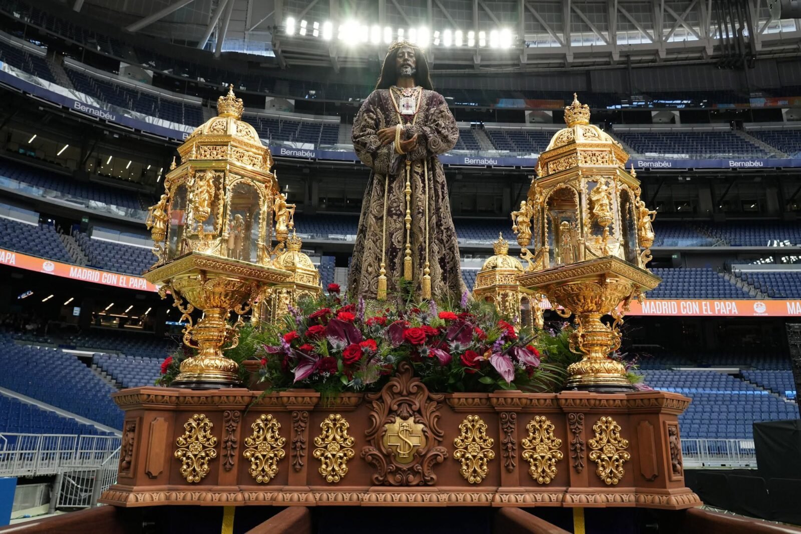 El Papa León XIV contempla en Madrid un trono realizado por el Taller de Arte Religioso Salmerón