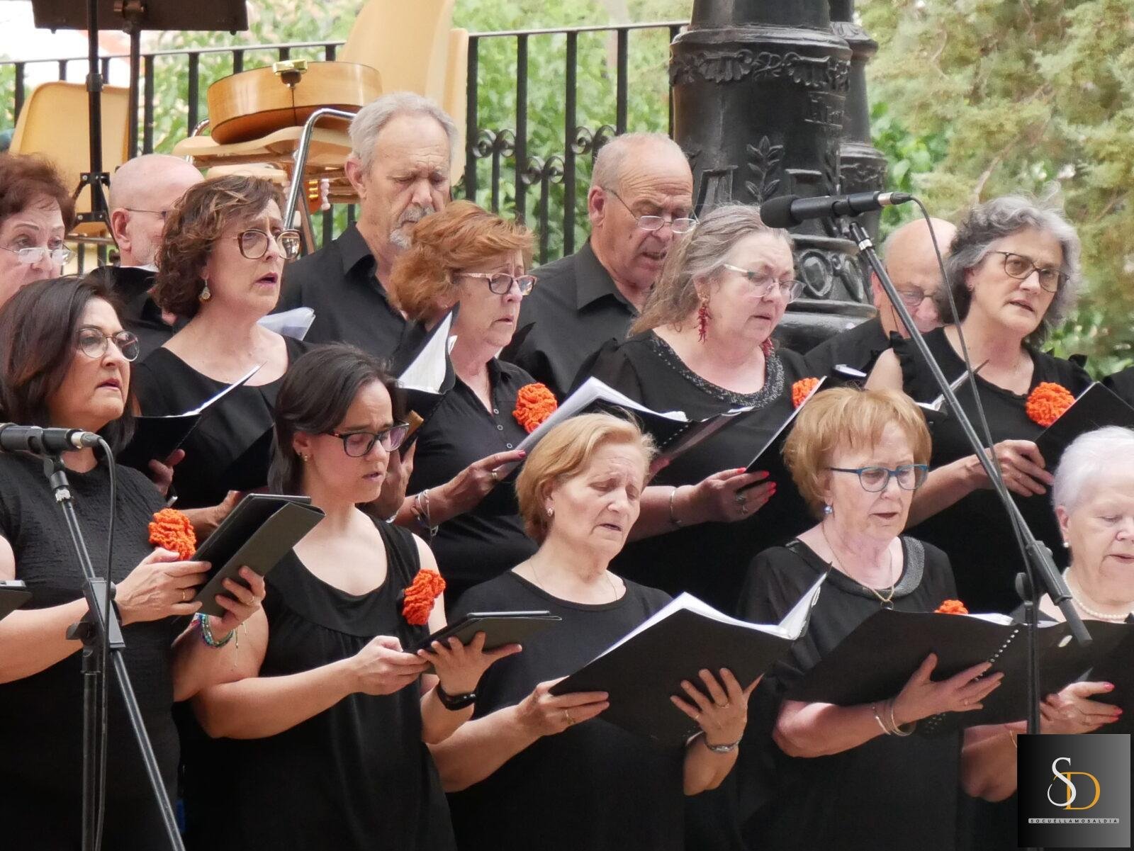 La Coral Jesús Montalbán y la Orquesta Torre de Vejezate celebran San Juan con música en el Parque Adolfo Suárez