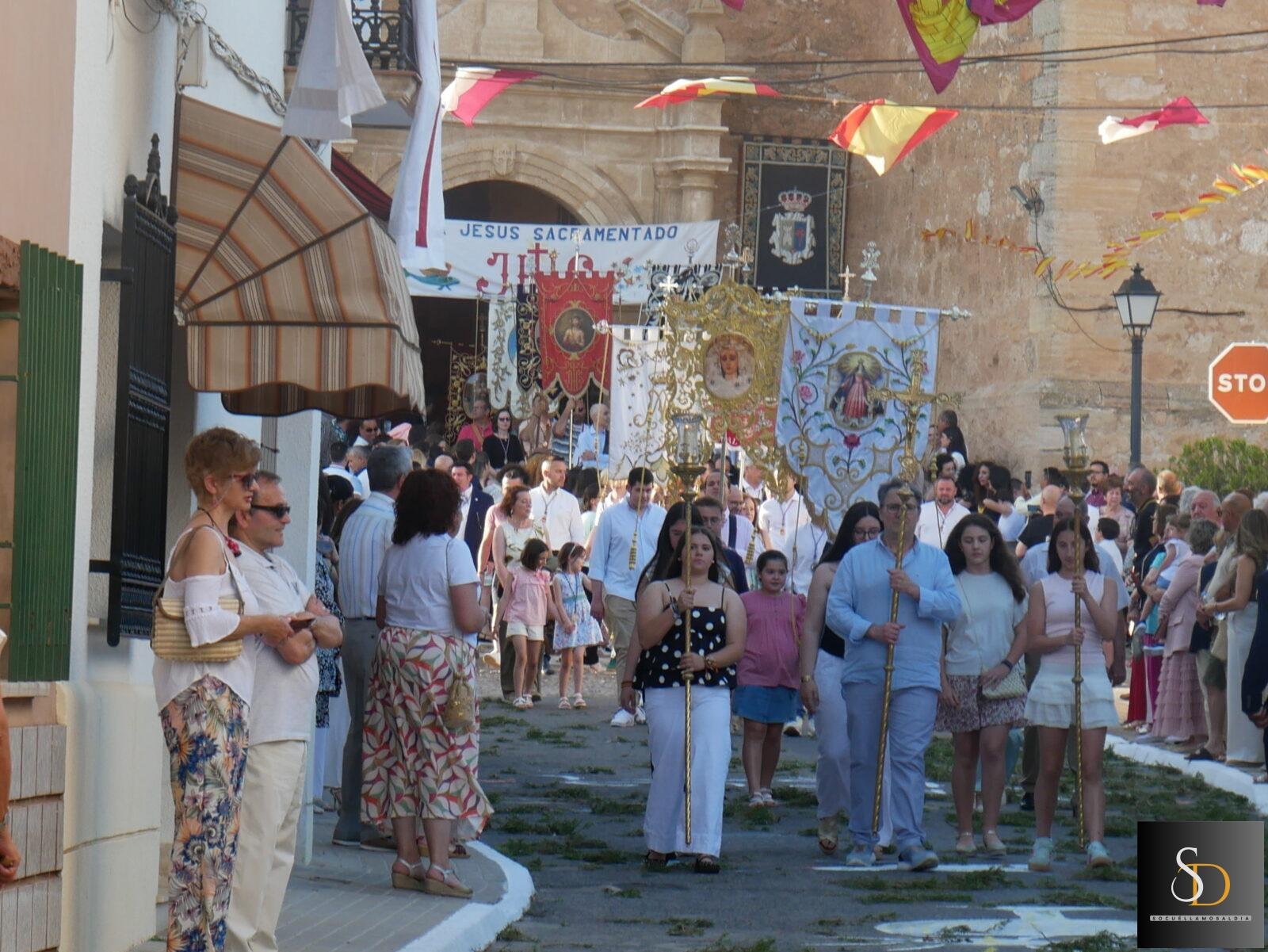 Socuéllamos celebra la procesión del Corpus Christi con cofradías, música y alfombras de sal