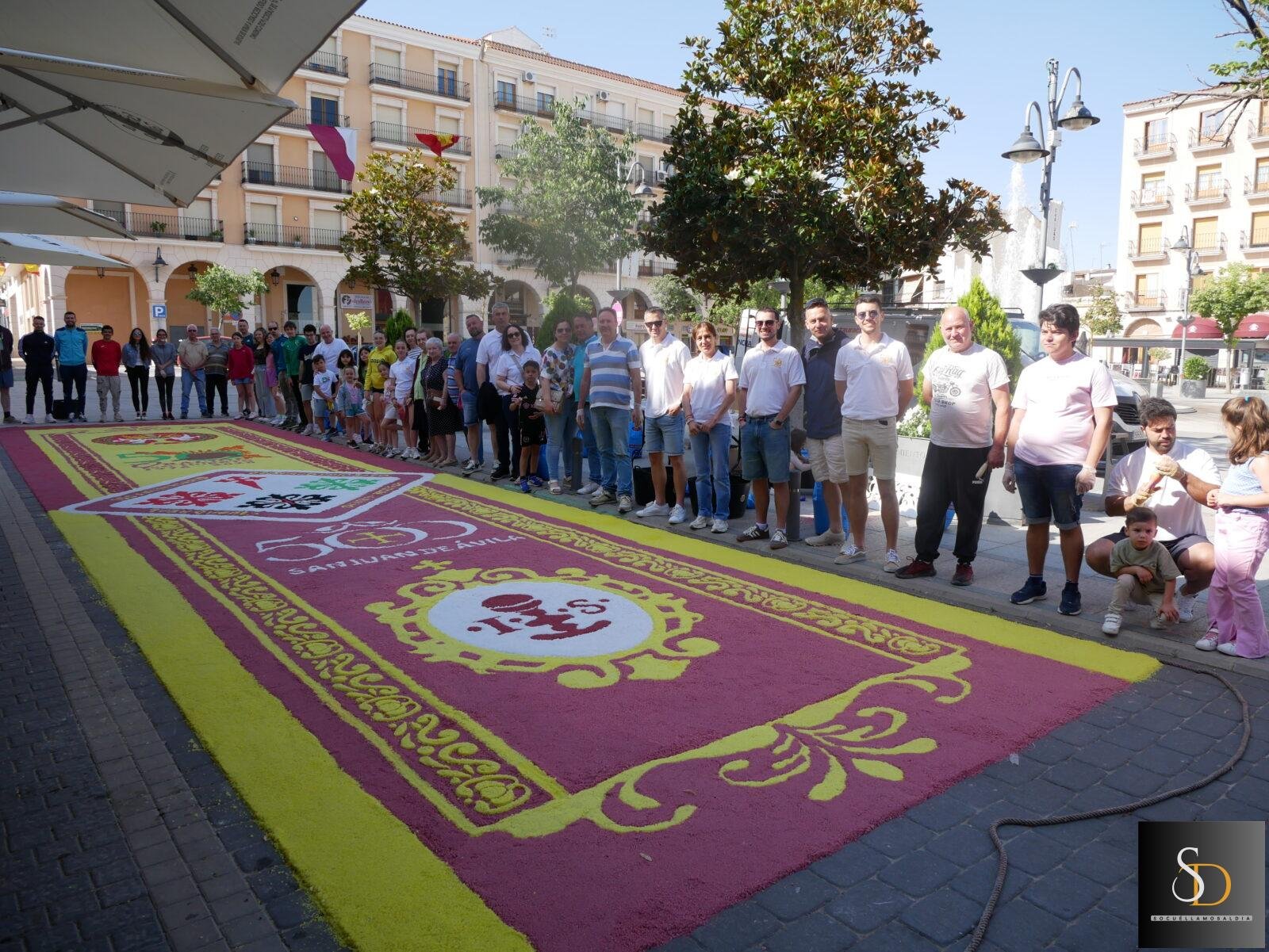 La Hermandad de Jesús del Calvario elabora su tradicional alfombra de sal para el Corpus