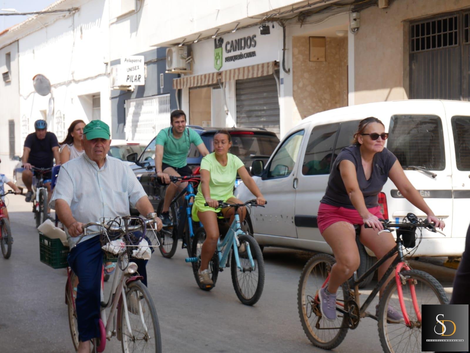 La tradicional ruta en bicicleta reúne a vecinos de todas las edades en las fiestas del Barrio Casqueral y Estación