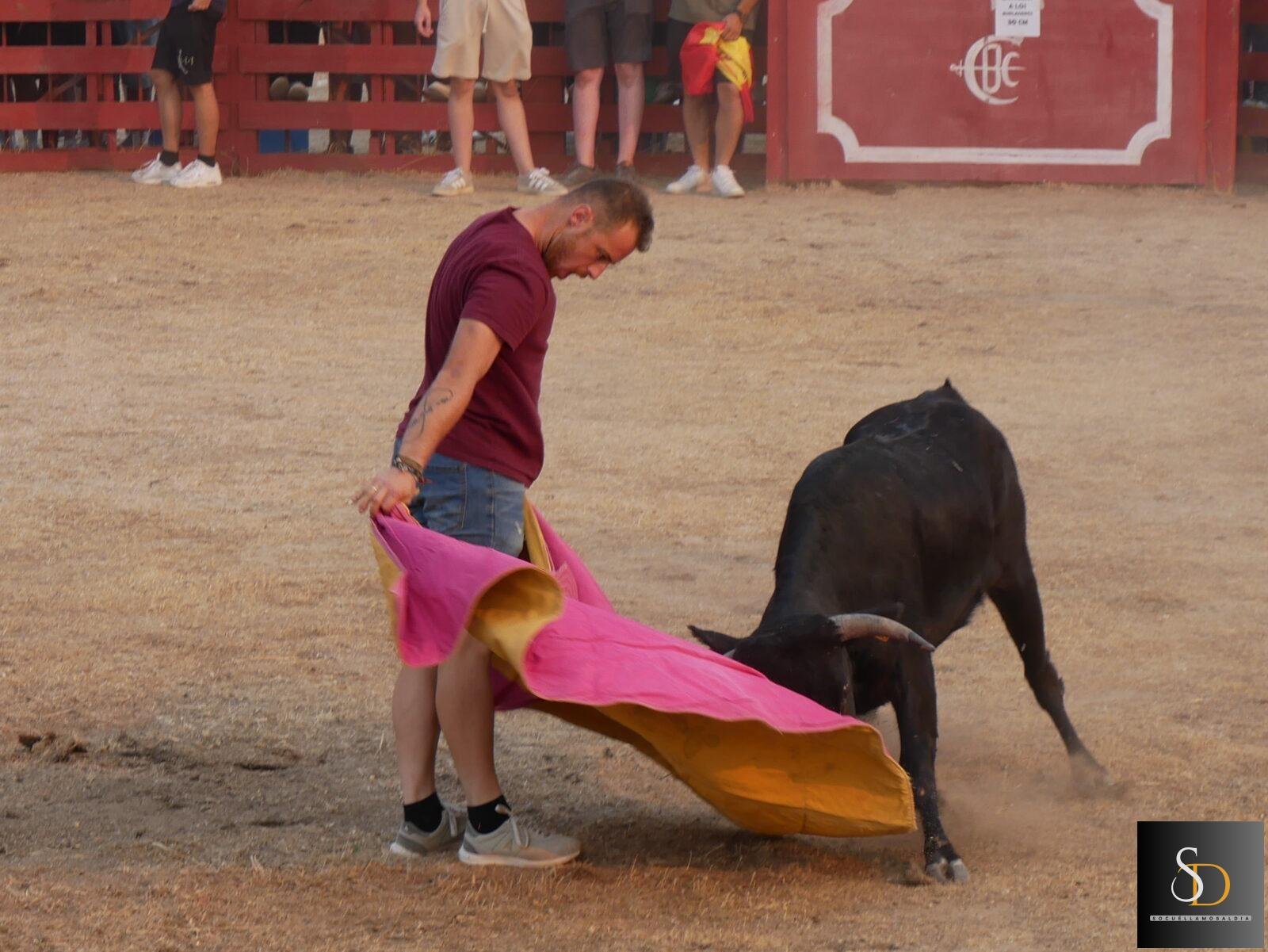 Las vaquillas vuelven a reunir a numerosos vecinos en las fiestas del Barrio Casqueral y Estación