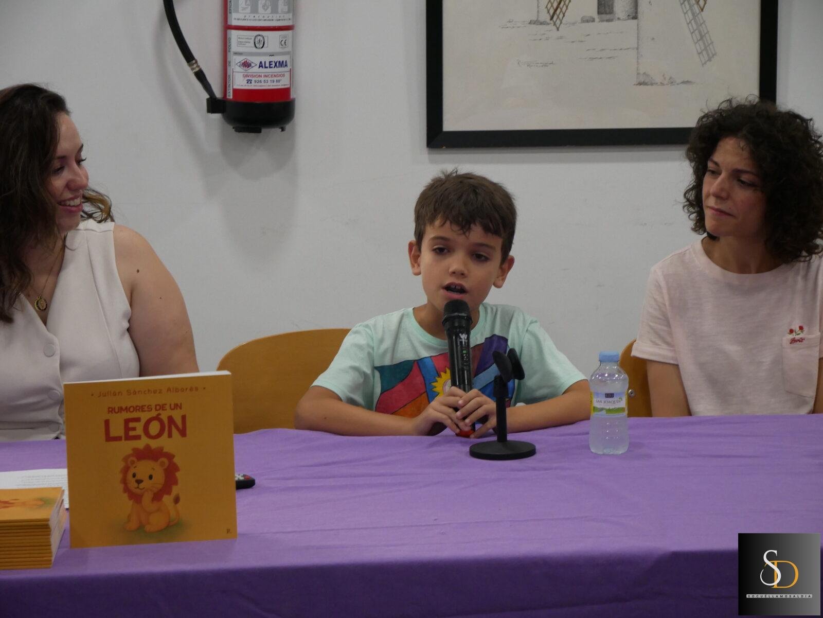 Julián Sánchez Albarés llena la Biblioteca Municipal en la presentación de su primer libro, “Rumores de un león”