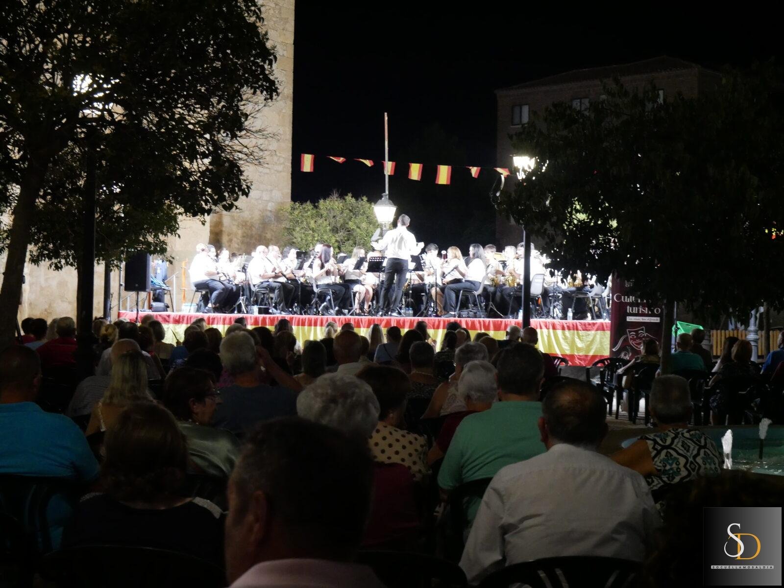 La Agrupación Musical Santa Cecilia de Herencia llena de música la segunda noche de los clásicos en la plaza de la Iglesia