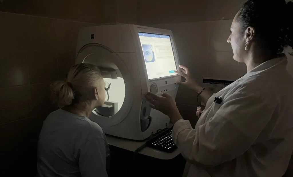 El Hospital de Villarrobledo incorpora un nuevo equipo que reduce a la mitad el tiempo de las exploraciones oftalmológicas
